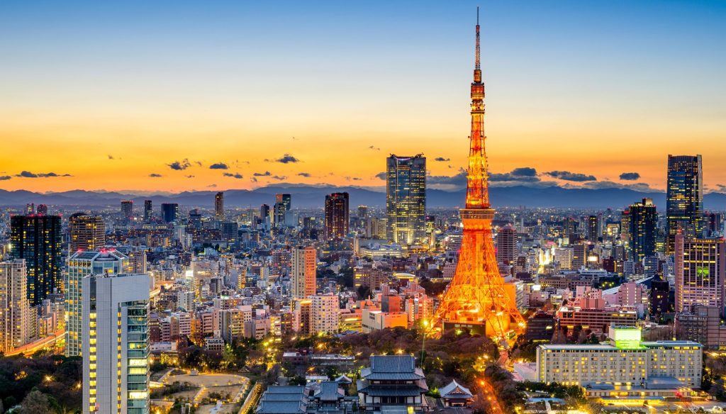 Crveni Tokyo Tover i panorama grada u pozadini