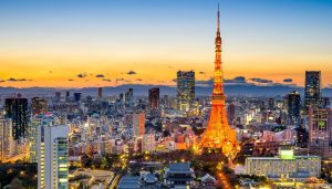 Crveni Tokyo Tover i panorama grada u pozadini