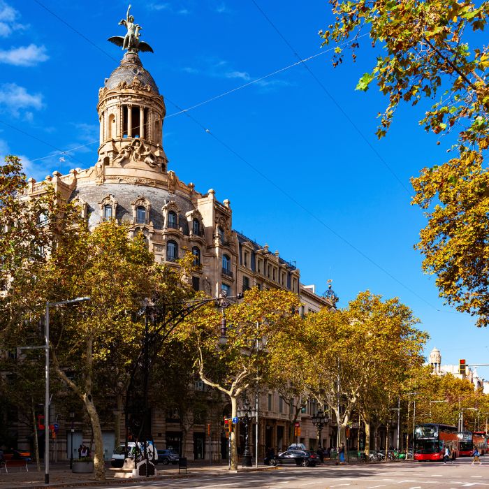 Passeid de Gracia ulica u Barceloni, mala kupola na vrhu zgrade i drvored