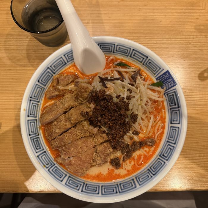 Crveni ramen, nudle i hrskavo meso u zdjeli