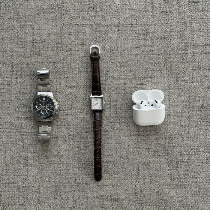 Seiko i Casio sat te Apple Airpod slušalice