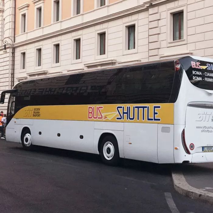 Autobus koji vozi od aerodroma u Rimu