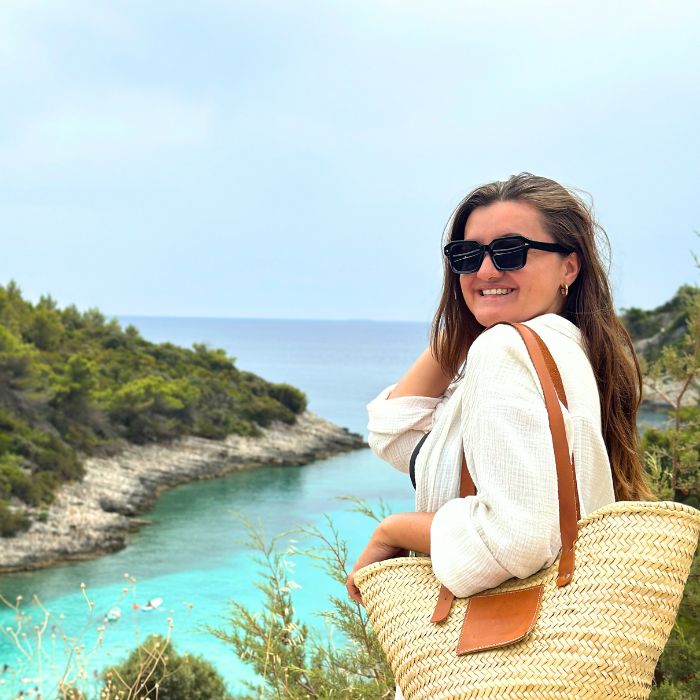 Ana Mihaljević sa platnenom torbom i plaža Žitna u pozadini