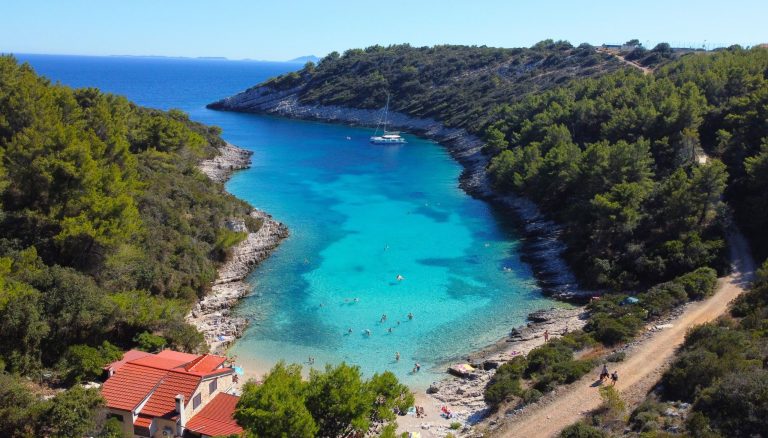 Uvala Žitna na Korčuli slikana iz zraka, tirkizno plavo more