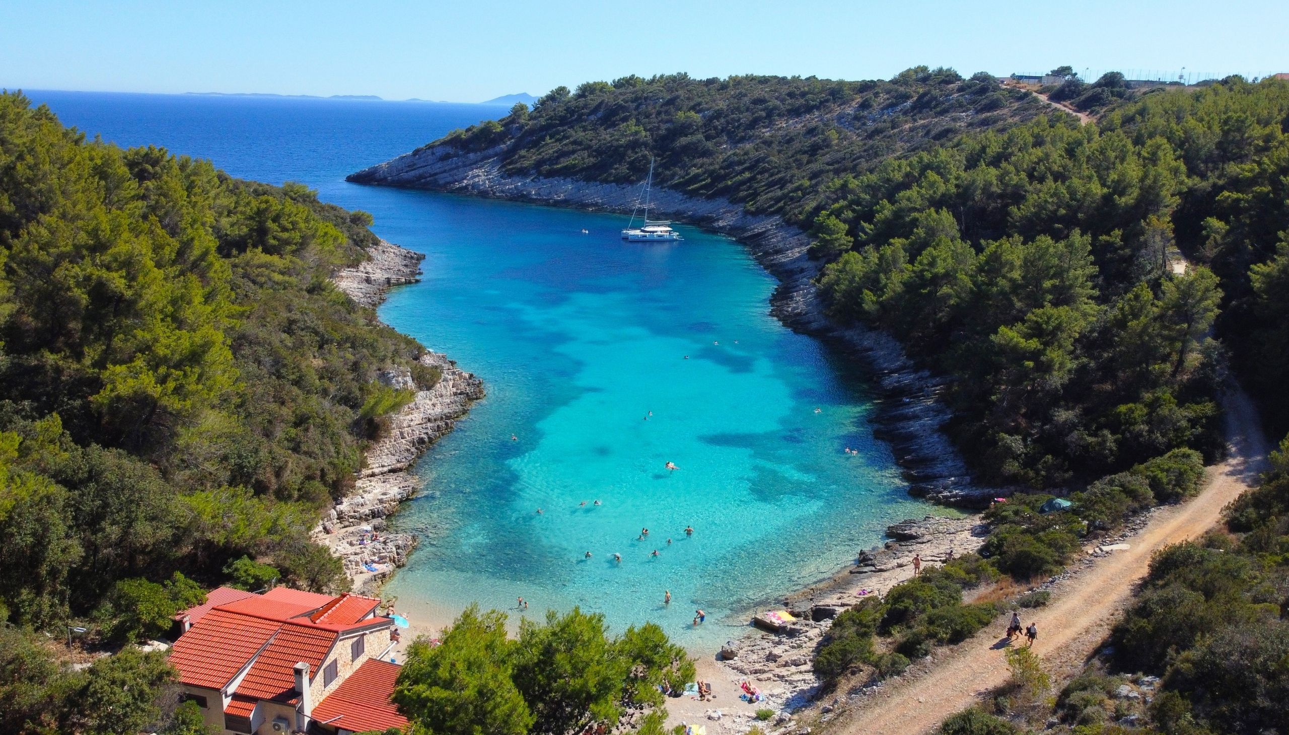 Uvala Žitna na Korčuli slikana iz zraka, tirkizno plavo more