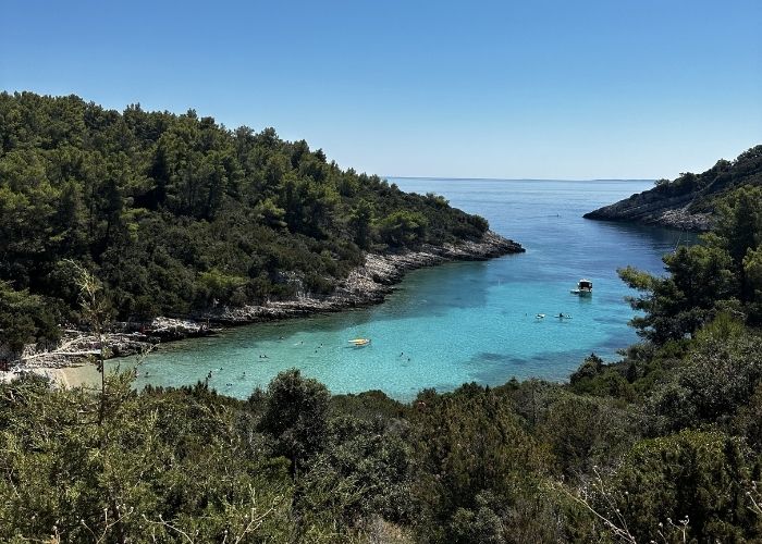 Uvala Žitna na Korčuli, tirkizno more u uskoj uvali