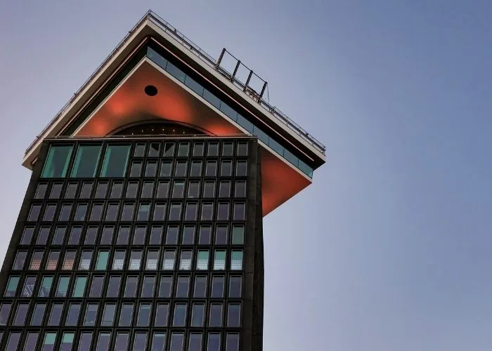 A'DAM toranj fotografiran iz donjeg kuta.