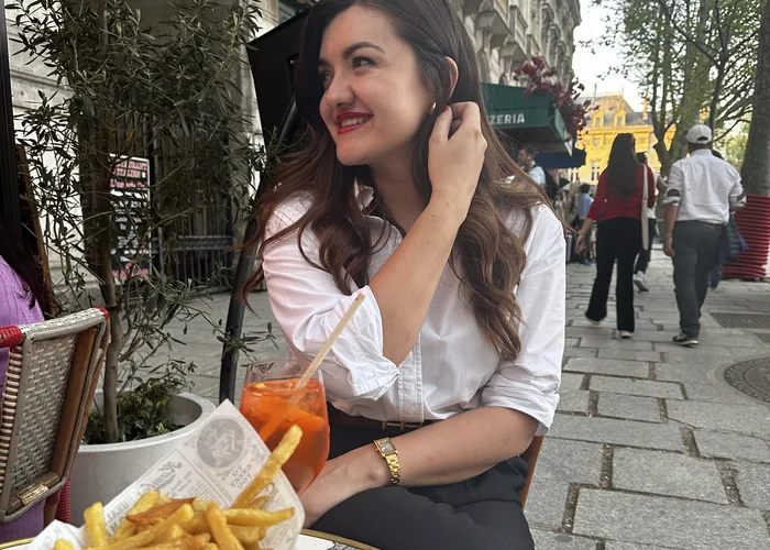 Ana sjedi na pariškoj terasi uz Aperol i pomfrit