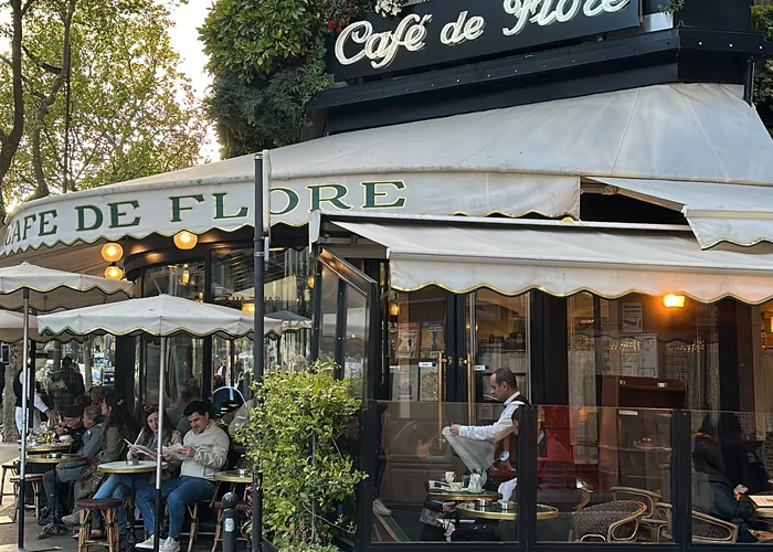 Prepoznatljiva zelena terasa i pročelje pariškog Café de Florea