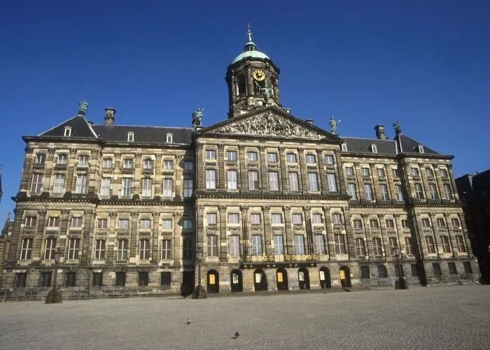 Pročelje Kraljevske palače na trgu Dam u Amsterdamu.