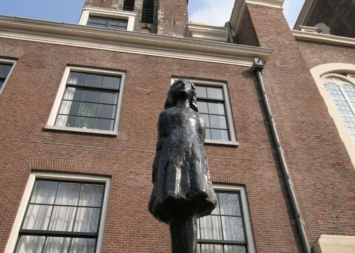 Kip Anne Frank ispred povijesne zgrade u Amsterdamu.