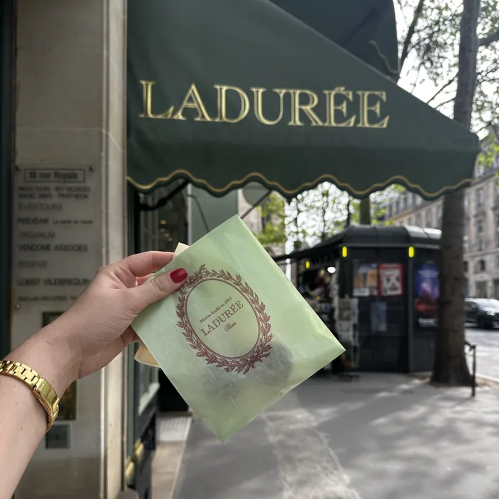Ladurée vrećica s macaronima ispred zelene tende pariške poslovnice