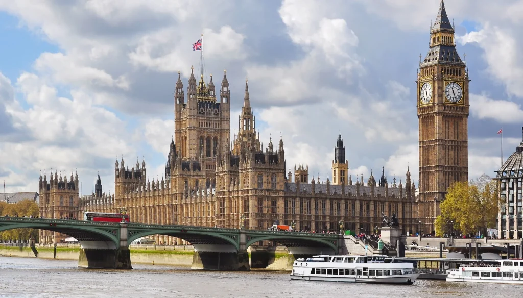 Westminsterska palača, Big Ben, Westminster Bridge i brodovi na Temzi u Londonu.