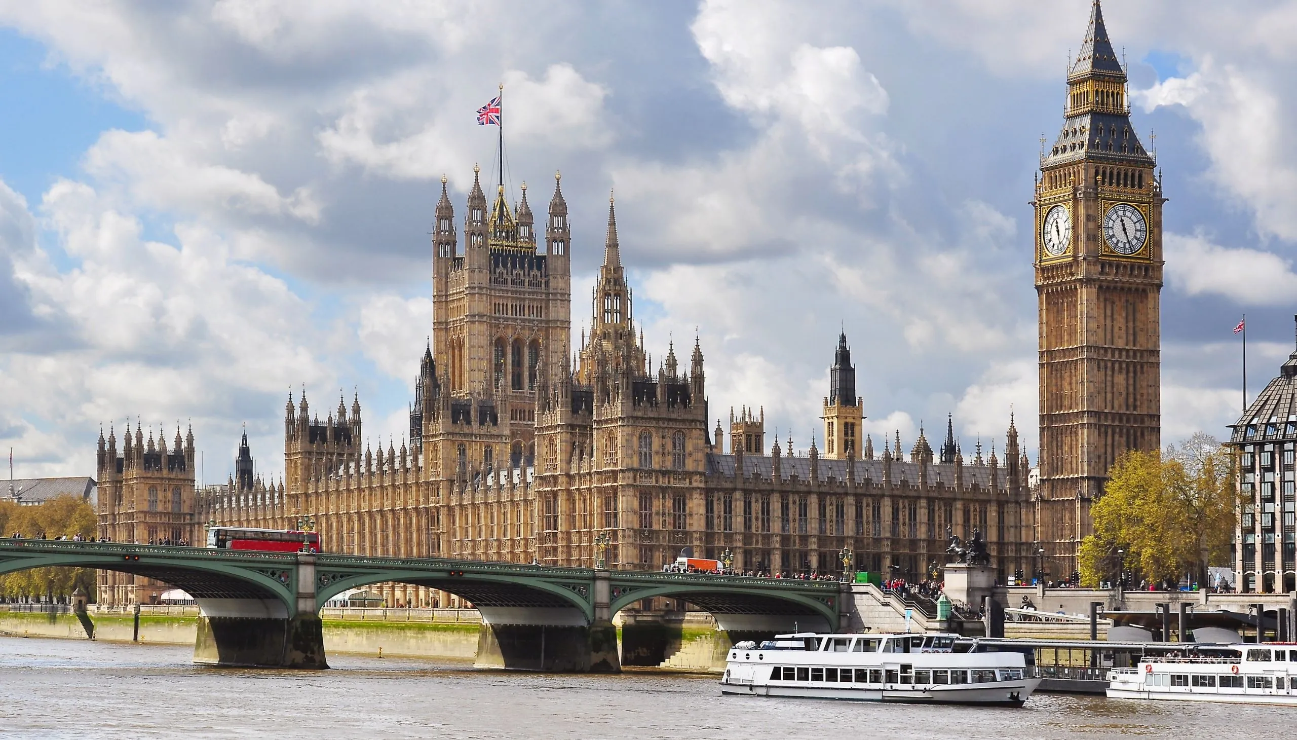 Westminsterska palača, Big Ben, Westminster Bridge i brodovi na Temzi u Londonu.
