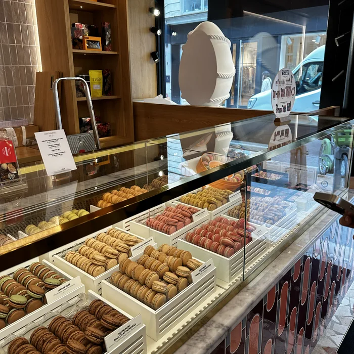 Raznobojni macarons složeni u vitrini slastičarnice Pierre Hermé