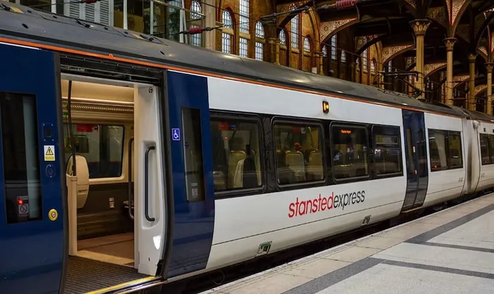 Vlak Stansted Express na željezničkoj stanici.