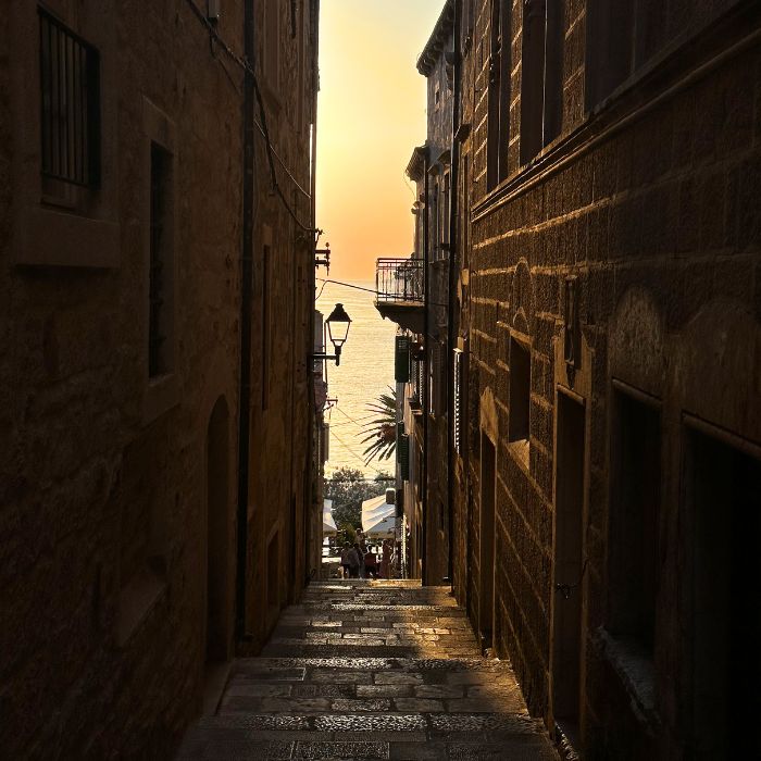 Uska uličica na Korčuli u sumrak