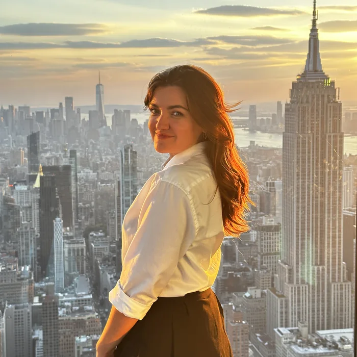Ana pred zalazak sunca s pogledom na Empire State Building i Manhattan.