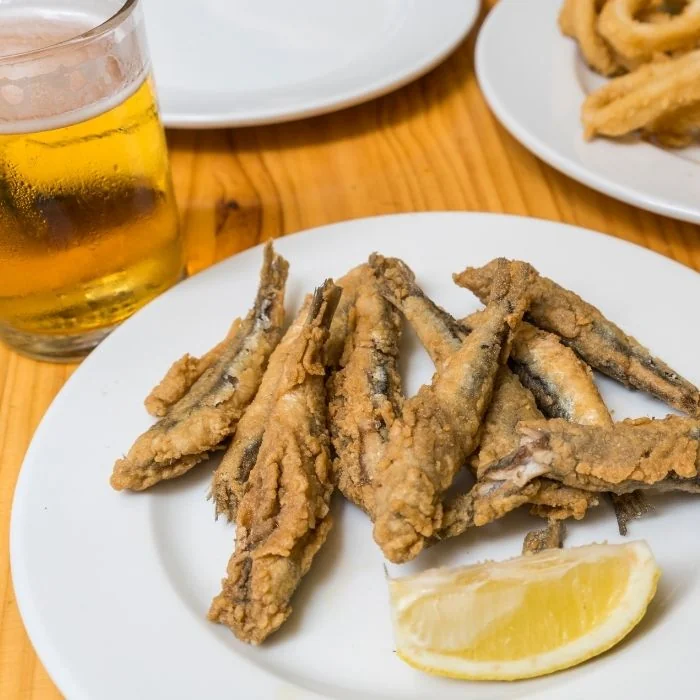 Prženi boquerones s kriškom limuna posluženi kao tapas u Granadi.