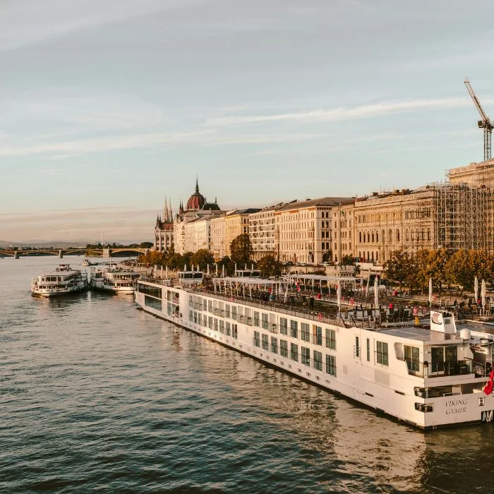 Turistički brodovi privezani uz obalu Dunava u Budimpešti.
