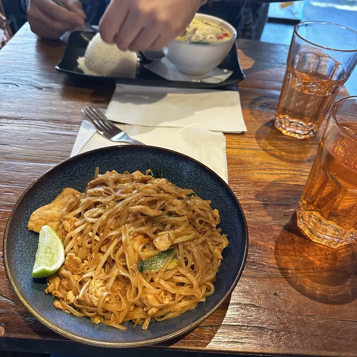 Pad thai s piletinom i curry s rižom u tajlandskom restoranu u New Yorku.