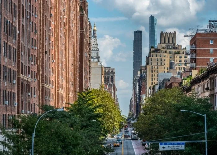 Ulica u Chelseaju sa zgradama Manhattana u pozadini.
