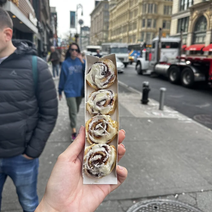 Četiri male rolice s cimetom i glazurom na ulici u New Yorku.