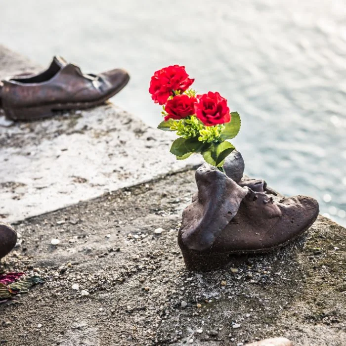 Željezne cipele s cvijećem na memorijalu Cipele na obali Dunava u Budimpešti.