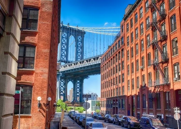 Manhattan Bridge između zgrada od crvene cigle u DUMBO-u.