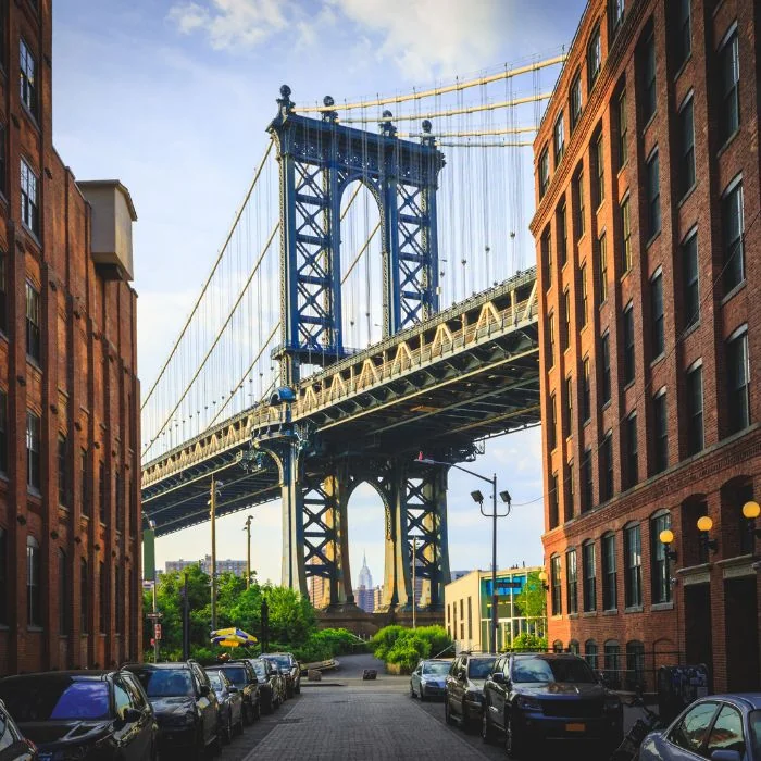 Manhattan Bridge između zgrada od crvene cigle u DUMBO-u.