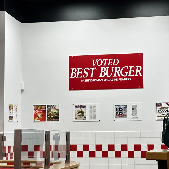 Crveno-bijeli interijer restorana Five Guys u New Yorku.