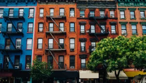 Šarene stambene zgrade s protupožarnim stepenicama u New Yorku.