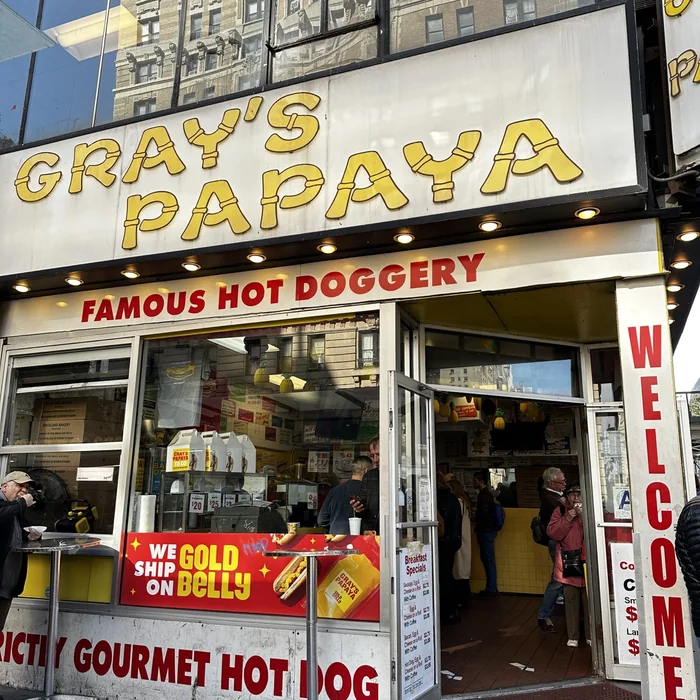 Pročelje restorana Gray's Papaya na Broadwayu u New Yorku.
