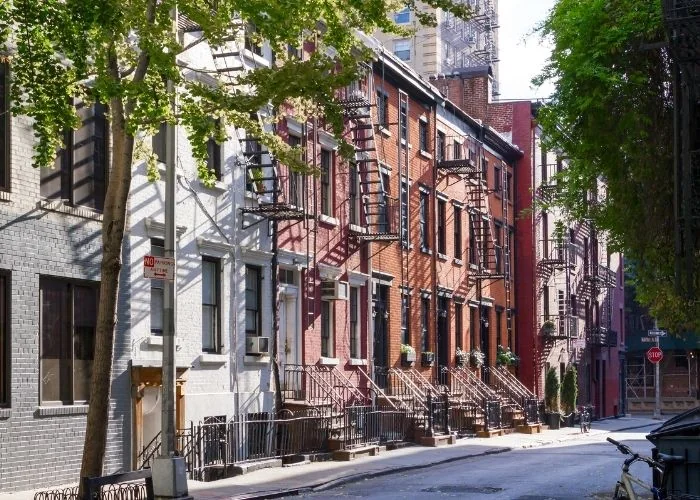 Ulica u Greenwich Villageu s kućama od crvene opeke i protupožarnim stepenicama.