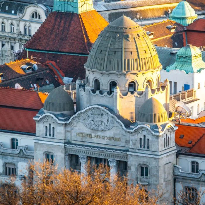 Povijesno pročelje kompleksa Gellért u Budimpešti.