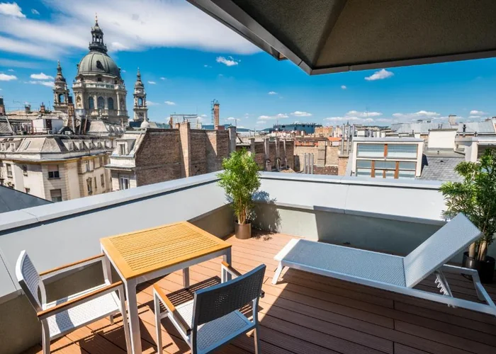 Pogled s terase Hotel Moments Budapest prema bazilici svetog Stjepana.