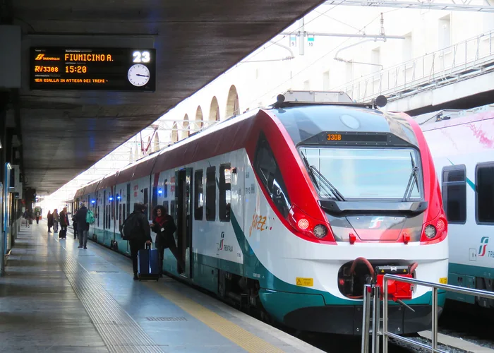Vlak Leonardo Express na peronu za aerodrom Fiumicino.