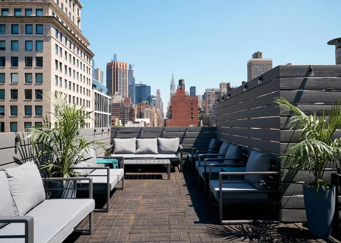 Rooftop terasa Lex Hotela s garniturom za sjedenje i pogledom na Manhattan.