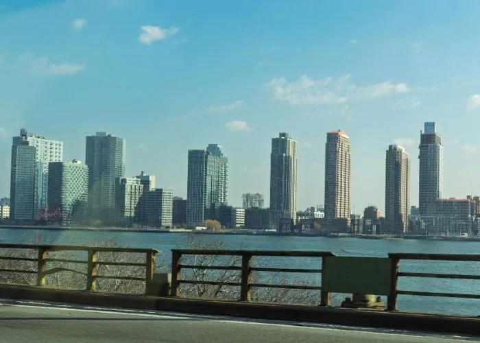 Neboderi Long Island Cityja uz East River u Queensu.