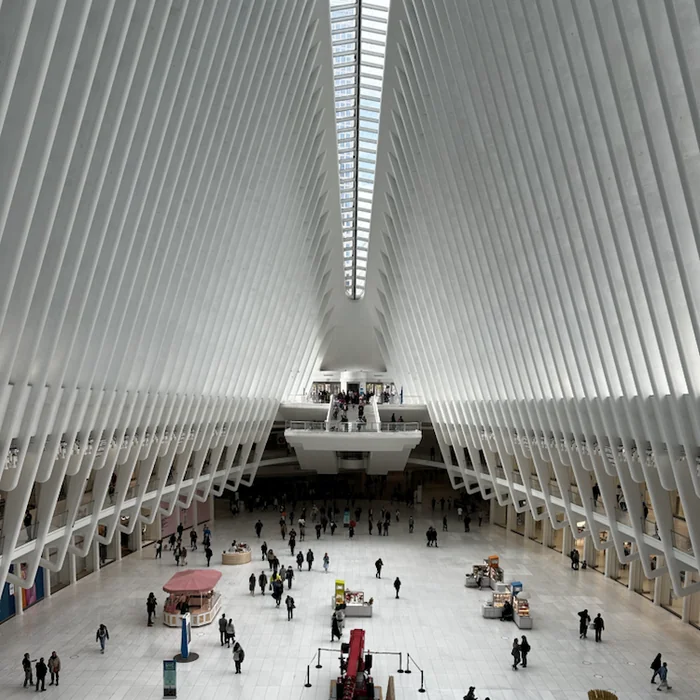 Bijela unutrašnjost Oculus Transportation Huba kod World Trade Centera.