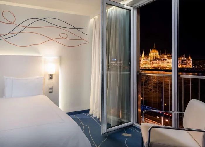Soba u Park Plaza Budapest s pogledom na osvijetljeni Parlament.