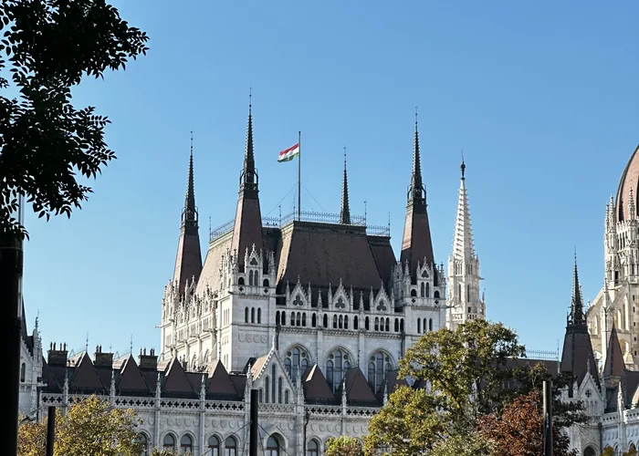 Detalj neogotičke fasade mađarskog Parlamenta u Budimpešti.