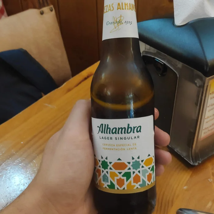 Boca lokalnog piva Alhambra u tapas baru u Granadi.