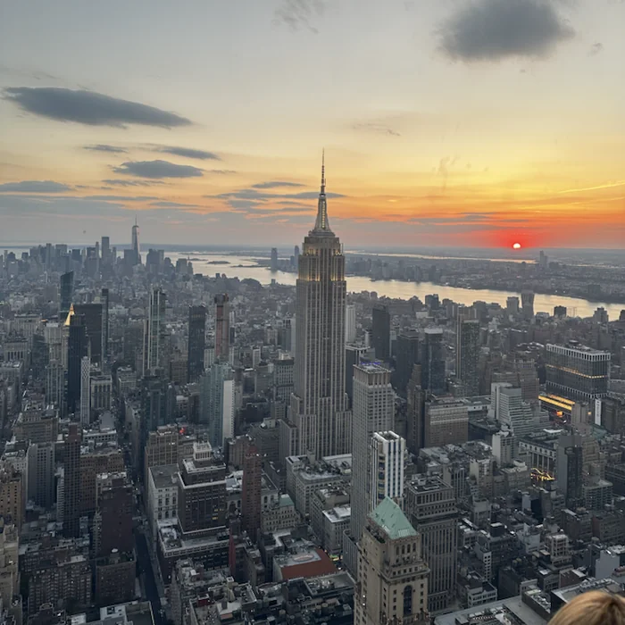Pogled na Empire State Building i Manhattan pred zalazak sunca.
