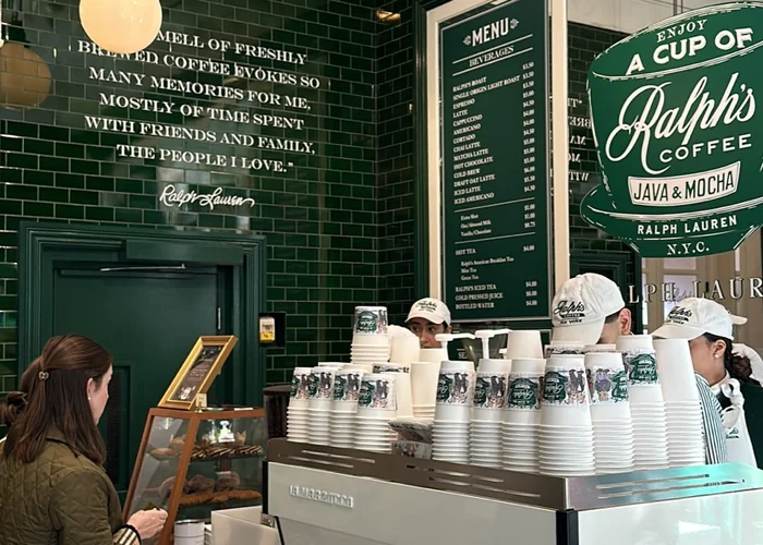 Zeleno-bijeli interijer Ralph's Coffee kafića u New Yorku.