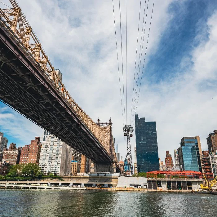 Trasa Roosevelt Island Tramwaya uz Queensboro Bridge i East River.