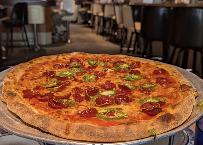 Pepperoni pizza s jalapeñima u Scarr's Pizzi u New Yorku.