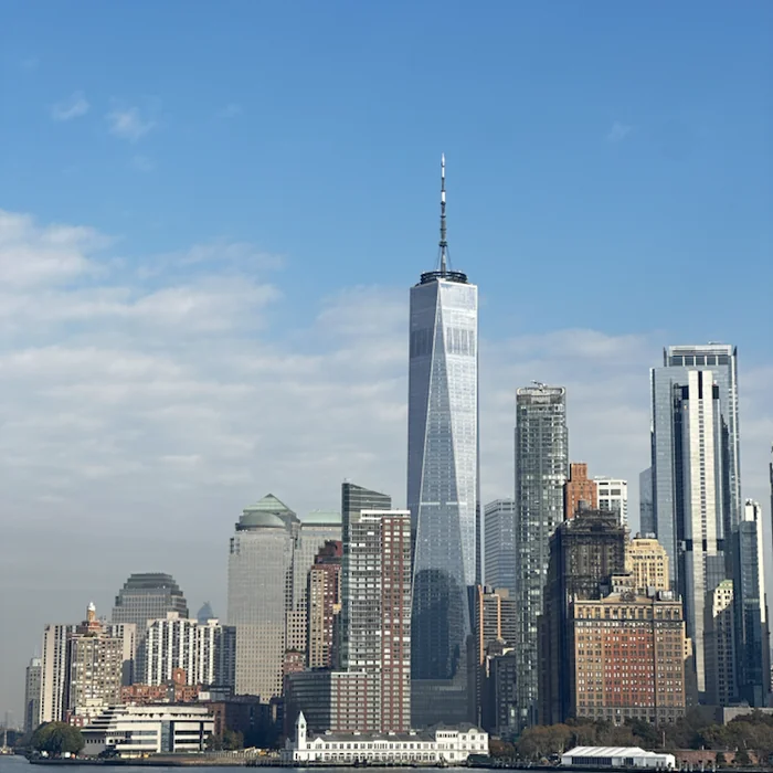 Pogled sa Staten Island Ferryja prema One World Trade Centeru i Lower Manhattanu.
