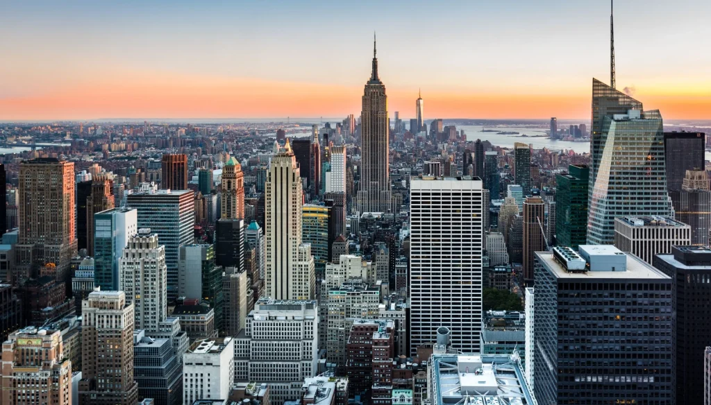 Pogled na Empire State Building i Manhattan u zalazak sunca.