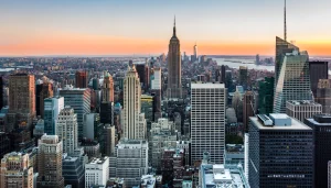 Pogled na Empire State Building i Manhattan u zalazak sunca.